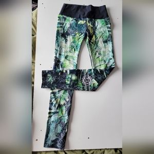 Oraki leggings size 8 for kids green and black